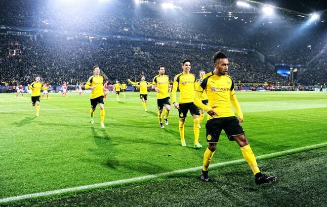 Fussball, UEFA Champions League, Herren, Saison 2016 2017, Achtelfinale Rückspiel, Signal Iduna Park Dortmund, Bor. Dortmund (gelb) - Benfica Lissabon (rot) 4:0; Jubel Pierre-Emerick Aubameyang (BVB) nach seinem Tor zum 1:0, zusammen mit Marc Bartra (BVB), Lukasz Piszczek (BVB), Marcel Schmelzer (BVB), Sokratis (BVB). Jubel, Freude, Aktion.