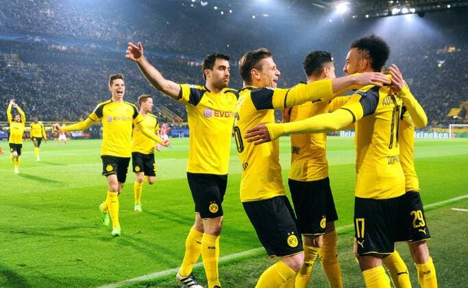 Fussball, UEFA Champions League, Herren, Saison 2016 2017, Achtelfinale Rückspiel, Signal Iduna Park Dortmund, Bor. Dortmund (gelb) - Benfica Lissabon (rot) 4:0; Jubel Pierre-Emerick Aubameyang (BVB) nach seinem Tor zum 1:0, zusammen mit Marc Bartra (BVB), Lukasz Piszczek (BVB), Marcel Schmelzer (BVB), Sokratis (BVB), Julian Weigl (BVB). Jubel, Freude, Aktion.
