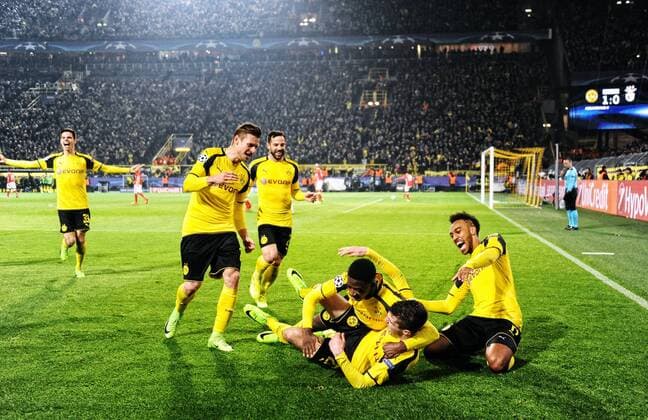 Fussball, UEFA Champions League, Herren, Saison 2016 2017, Achtelfinale Rückspiel, Signal Iduna Park Dortmund, Bor. Dortmund (gelb) - Benfica Lissabon (rot) 4:0; Jubel Christian Pulisic (BVB) nach seinem Tor zum 2:0, zusammen mit Ousmane Dembele (BVB), Pierre-Emerick Aubameyang (BVB), Gonzalo Castro (BVB), Lukasz Piszczek (BVB), Julian Weigl (BVB). Jubel, Freude, Aktion.