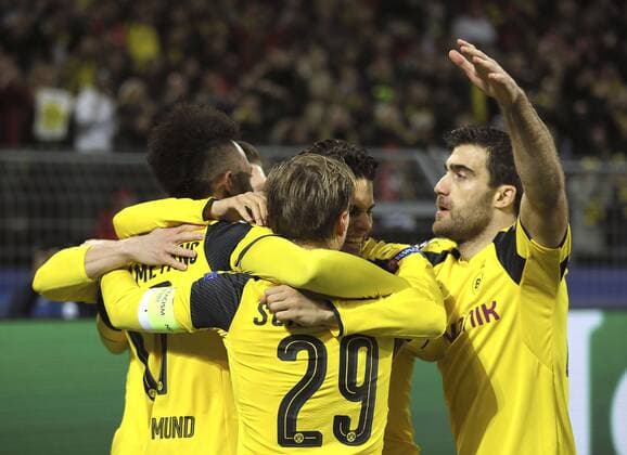 Foto: Torjubel Pierre Aubameyang ( Borussia ) nach dem 1-0 , rechts Sokratis Fussball - Championsleague am Mi. 08.03.2017 Achtelfinale Borussia Dortmund - Benfica Lissabon 4 - 0