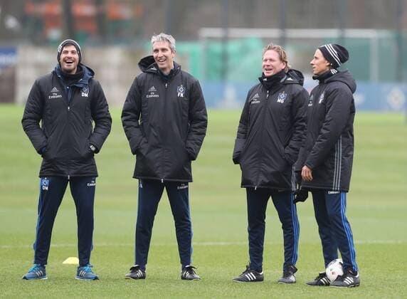 HSV-Training 09.03.2017 1. Fussball Bundesliga Saison 2016-2017 HSV-Training 09.03.2017 am Volksparkstadion Gute Laune im Tainerteam v.l.: Athletik-Trainer Daniel Muessig (Hamburger SV), Co-Trainer Frank Kaspari (Hamburger SV). Trainer Markus Gisdol (Hamburger SV), Co-Trainer Frank Froehling (Hamburger SV)