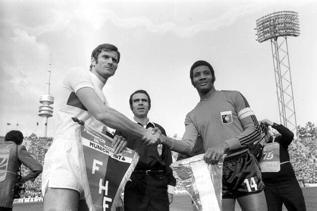 Giacinto Facchetti (Italien) und Wilner Nazaire (Haiti) - Shakehands und Wimpeltausch, dahinter FIFA Schiedsrichter Vicente Llobregat (Venezuela)