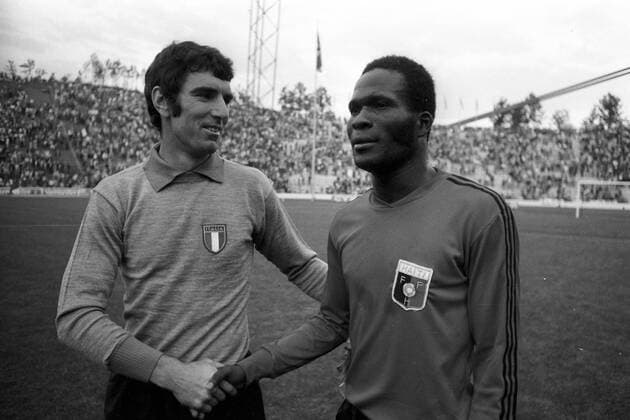 Torwart Dino Zoff (Italien) und Emmanuel Sanon (Haiti)