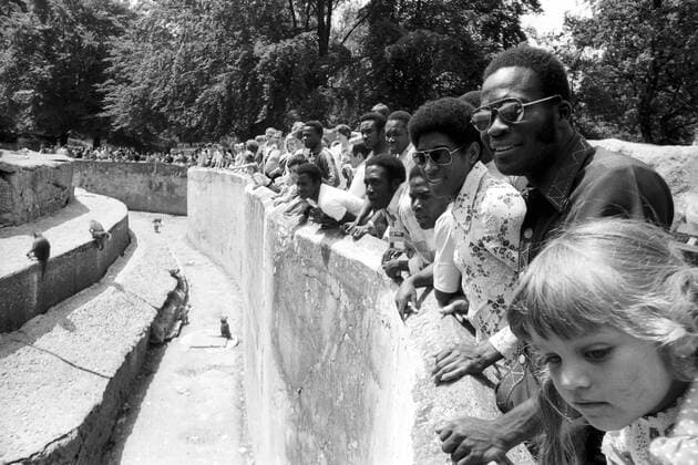 WM 1974, Ausflug Haiti in den Tierpark München, Emmanuel Sanon und Pierre Bayonne am Affengehege