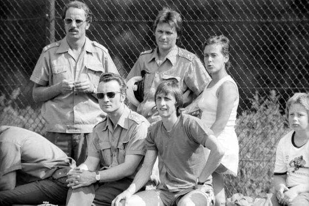 WM 1974, Nationalteam Niederlande in Hiltrup, Johan Cruijff von Polizisten bewacht