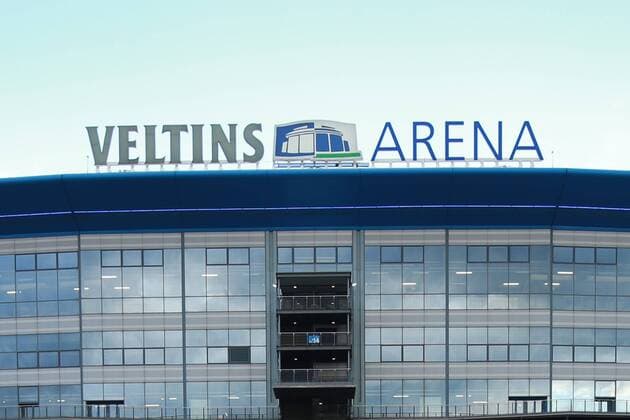 09.03.2017, xkvx, Fussball Europa League, FC Schalke 04 - Borussia Moenchengladbach, emspor, v.l. Veltins Arena Aussenansicht Sonnenschein blauer Himmel Spiegelung im Wasser Gelsenkirchen