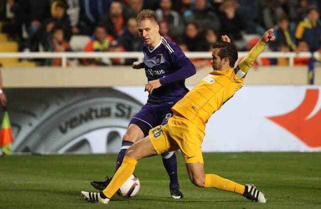 Anderlecht s Lukasz Teodorczyk and Apoel s Nuno Morais fight for the ball during a soccer game between Cypriot club APOEL FC and Belgian team RSC Anderlecht in Nicosia, Cyprus, Thursday 09 March 2017, the first leg of the 1 8 finals of the Europa League competition. VIRGINIExLEFOUR  x05061838x