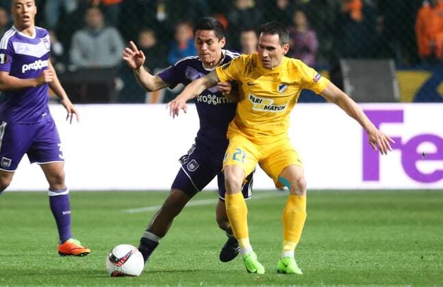 Anderlecht s Andy Najar and Apoel s Zhivko Milanov fight for the ball during a soccer game between Cypriot club APOEL FC and Belgian team RSC Anderlecht in Nicosia, Cyprus, Thursday 09 March 2017, the first leg of the 1 8 finals of the Europa League competition. VIRGINIExLEFOUR  x05061845x