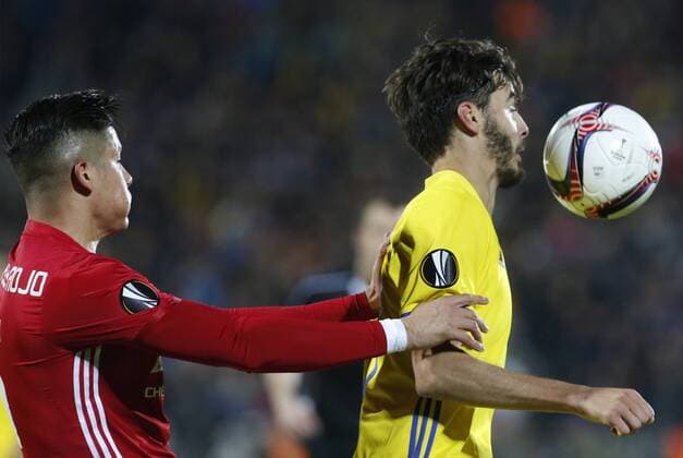 FuÃŸball, EL, FK Rostow - Manchester United ROSTOV-ON-DON, RUSSIA - MARCH 9, 2017: FC Manchester United ManU s Marcos Rojo (L) and FC Rostov s Alexander Yerokhin fight for the ball in Leg 1 of their 2016-17 UEFA Europa League Round of 16 football match at Olimp-2 Stadium. Valery Matytsin TASS  TS043C48