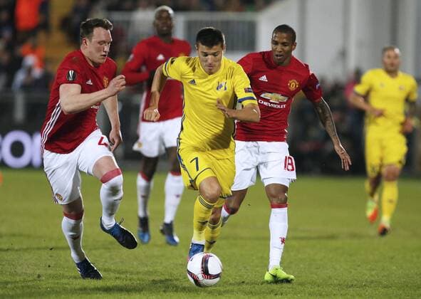FuÃŸball, EL, FK Rostow - Manchester United ROSTOV-ON-DON, RUSSIA - MARCH 9, 2017: FC Manchester United ManU s Phil Jones (L), Ashley Young (R) and FC Rostov s Dmitry Poloz (C) fight for the ball in Leg 1 of their 2016-17 UEFA Europa League Round of 16 football match at Olimp-2 Stadium. Valery Matytsin TASS  TS043C49