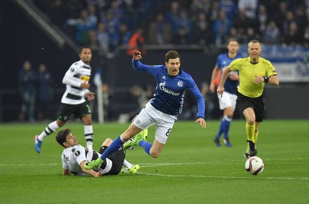 09.03.2017, Fussball, UEFA Europa League, Saison 2016 2017, Achtelfinale, FC Schalke 04 - Borussia Moenchengladbach, Leon Goretzka (Schalke 04), re., wird von Tobias Strobl (Borussia Moenchengladbach) gefoult