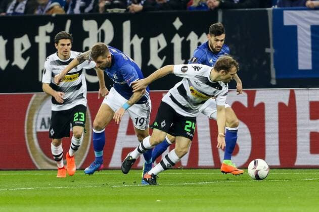 Gelsenkirchen, Germany, 09.03.2017, UEFA Europa League - 2016 17 Season, Round of 16, First leg, FC Schalke 04 - Borussia Moenchengladbach, Guido Burgstaller (S04) und Tony Jantschke (BMG) im Zweikampf ( DeFodi048