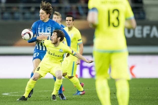Genk s Sander Berge and Gent s Thomas Matton fight for the ball during a soccer game between Belgian teams KAA Gent and KRC Genk, Thursday 09 March 2017 in Gent, the first leg of the 1 8 finals of the Europa League competition. JASPERxJACOBS  x05061903x