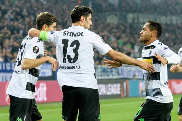 Jonas Hofmann (Borussia Moenchengladbach 23), Kapitaen Lars Stindl (Borussia Moenchengladbach 13) und Raffael (Borussia Moenchengladbach 11) beim Torjubel nach dem Treffer zum 1:0 beim Europa League Spiel zwischen dem FC Schalke 04 und Borussia Moenchengladbach am 09.03.2017, Gelsenkirchen Copyright: xSchuelerx xEibnerx-xPressefotox EP_JSE