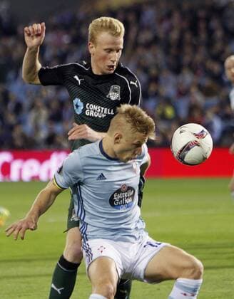 Celta Vigo s Danish midfielder Daniel Wass (R) fights for the ball with midfielder Vyacheslav Podberezkin (R) of FK Krasnodar during the Europa League round of 16 first leg game played at Balaidos in Vigo, northwestern Spain, 09 March 2017. CELTA VIGO S VS FK Krasnodar !ACHTUNG: NUR REDAKTIONELLE NUTZUNG!  Copyright: xSalvadorxSasx GRA134 20170309-636246926479721132