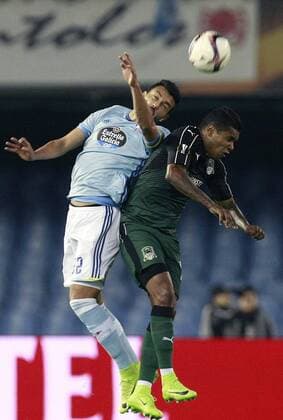 Celta Vigo s Argentinian defender Gustavo Cabral (L) fights for the ball with Brazilian striker Wanderson (R) of FK Krasnodar during the Europa League round of 16 first leg game played at Balaidos in Vigo, northwestern Spain, 09 March 2017. CELTA VIGO S VS FK Krasnodar !ACHTUNG: NUR REDAKTIONELLE NUTZUNG!  Copyright: xCabalarx GRA134 20170309-636246927141776644