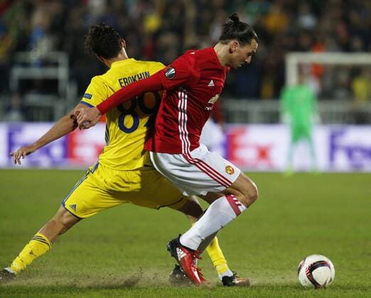 Bilder des Tages - SPORT ROSTOV-ON-DON, RUSSIA - MARCH 9, 2017: FC Rostov s Alexander Yerokhin (L) and FC Manchester United ManU s Zlatan Ibrahimovic fight for the ball in Leg 1 of their 2016-17 UEFA Europa League Round of 16 football match at Olimp-2 Stadium. The game ended in a 1-1 draw. Valery Matytsin TASS  TS043C52
