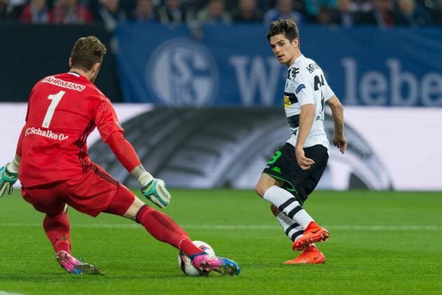 Gelsenkirchen, Germany, 09.03.2017, UEFA Europa League - 2016 17 Season, Round of 16, First leg, FC Schalke 04 - Borussia Moenchengladbach, Torwart Ralf Faehrmann(S04) und Jonas Hofmann (BMG) im zweikampf ( DeFodi001