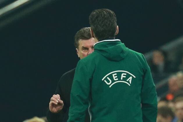 09.03.2017, xkvx, Fussball Europa League, FC Schalke 04 - Borussia Moenchengladbach, emspor, v.l. Trainer Dieter Hecking (Borussia Moenchengladbach) diskutiert mit dem Vierten Schiedsrichter Charles Schaap Gelsenkirchen