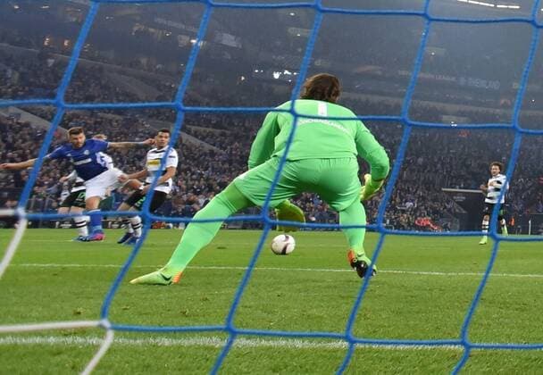 09.03.2017, Fussball, UEFA Europa League, Saison 2016 2017, Achtelfinale, FC Schalke 04 - Borussia Moenchengladbach, Guido Burgstaller (Schalke 04), links, erzielt gegen Torwart Yann Sommer (Borussia Moenchengladbach) das Tor zum 1:1