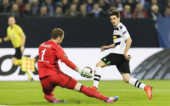 Gelsenkirchen, 09.03.2017 Torwart Ralf Fährmann (S04) hält gegen Jonas Hofmann (BMG) FC Schalke 04 - Borussia Mönchengladbach