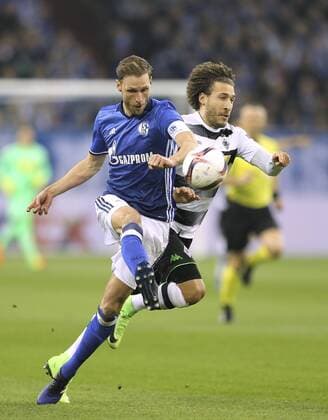 Foto : Fabian Johnson ( Gladbach ) gegen Benedikt Höwedes Fussball Europaliga am Do. 09.03.2017 Schalke 04 - Borussia Mönchengladbach