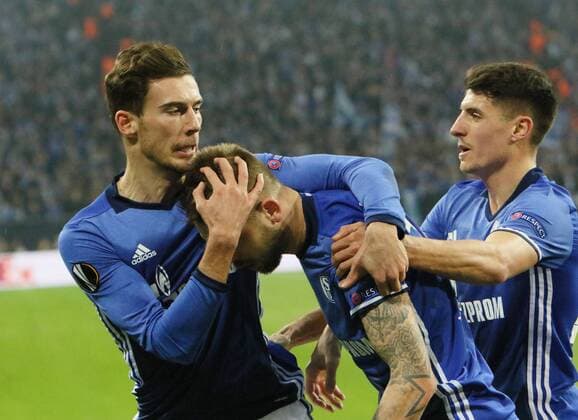 Europa-League : FC Schalke 04--VfL Borussia Mönchengladbach; Achtelfinale Hinspiel Leon Goretzka und Alessandro Schöpf (S04) jubeln mit dem Torschützen Guido Burgstaller (S04). Europa-League : FC Schalke 04--VfL Borussia Mönchengladbach; Achtelfinale Hinspiel