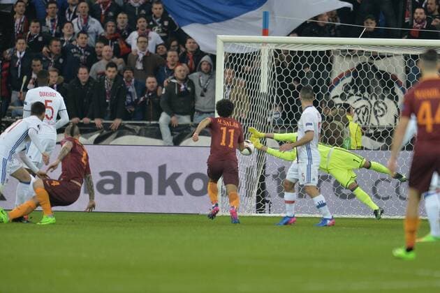 Anthony Lopes (lyon) vs Radja Nainggolan (rome) FOOTBALL : Lyon vs Rome - Ligue Europa - 1 8e de finale - 09 03 2017 FredericChambert Panoramic 