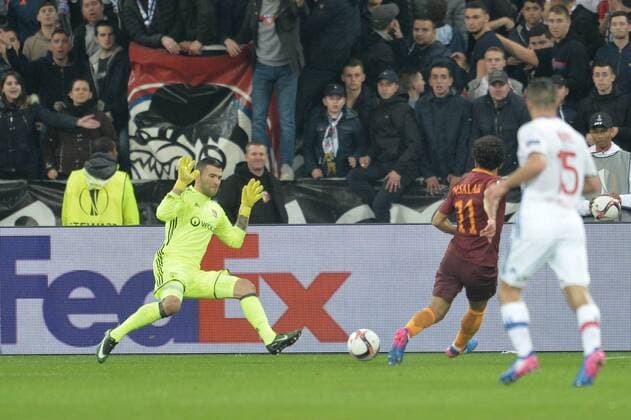 Fußball, EL, Olympique Lyon - AS Rom Anthony Lopes (lyon) vs Mohamed Salah (rome) FOOTBALL : Lyon vs Rome - Ligue Europa - 1 8e de finale - 09 03 2017 FredericChambert Panoramic 