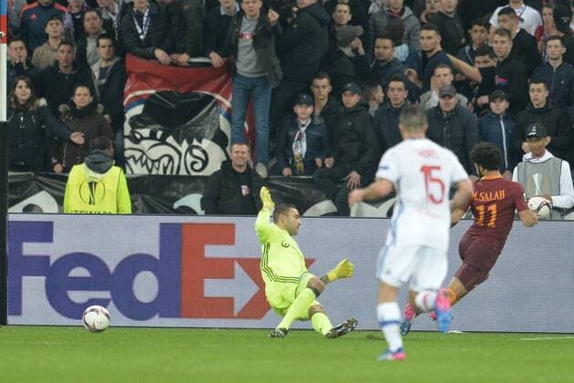 Anthony Lopes (lyon) vs Mohamed Salah (rome) FOOTBALL : Lyon vs Rome - Ligue Europa - 1 8e de finale - 09 03 2017 FredericChambert Panoramic 