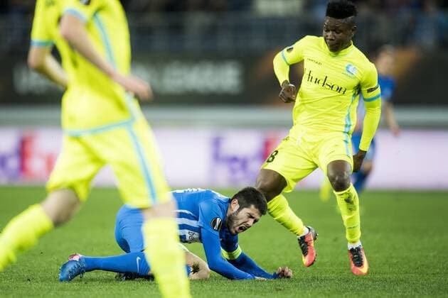 Genk s Alejandro Pozuelo and Gent s Samuel Kalu fight for the ball during a soccer game between Belgian teams KAA Gent and KRC Genk, Thursday 09 March 2017 in Gent, the first leg of the 1 8 finals of the Europa League competition. JASPERxJACOBS  x05062025x