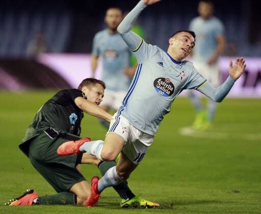 Celta Vigo s striker Iago Aspas (R) fights for the ball with Viktor Claesson (L) of FK Krasnodar during the Europa League round of 16 first leg game played at Balaidos in Vigo, northwestern Spain, 09 March 2017. CELTA VIGO S VS FK Krasnodar !ACHTUNG: NUR REDAKTIONELLE NUTZUNG!  Copyright: xCabalarx GRA134 20170309-636246945827648792