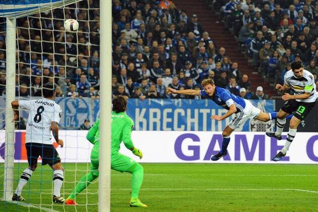 GER, UEFA EL, FC Schalke 04 (GER) vs Bor. Moenchengladbach (GER) 09.03.2017, Veltins-Arena, Gelsenkirchen, GER, UEFA EL, FC Schalke 04 (GER) vs Bor. Moenchengladbach (GER), im Bild Benedikt Höwedes Hoewedes ( Schalke 4 ), links gewinnt das Kopfballduell gegen Lars Stindl ( Moenchengladbach 13 ), rechts Foto © nordphoto Treese nordphotoxTreese