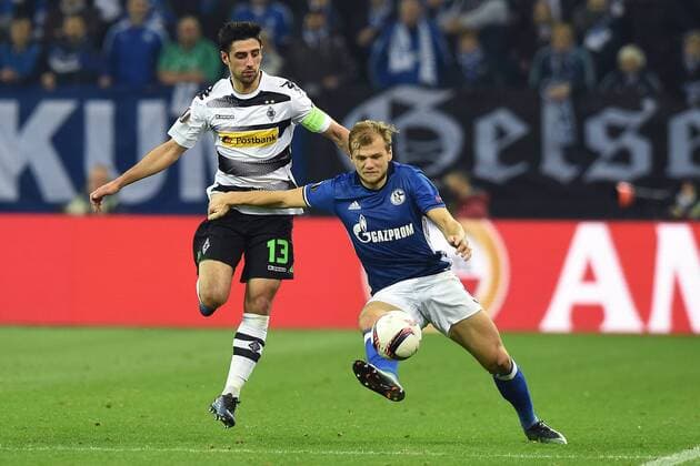 Fußball Europa League Achtelfinale FC Schalke 04 - Borussia Mönchengladbach am 09.03.2017 in der Veltins Arena in Gelsenkirchen Lars Stindel ( Mönchengladbach ), links - Johannes Geis ( Schalke ), rechts xRx