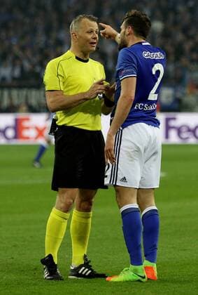 09.03.2017 - Daniel Caligiuri (FC Schalke 04) redet mit Schiedsrichter Björn Kuipers beim Europa League Achtelfinal Hinspiel (Saison 2016 17) FC Schalke 04 - Borussia Mönchengladbach. Copyright mpsport Thomas Pakusch