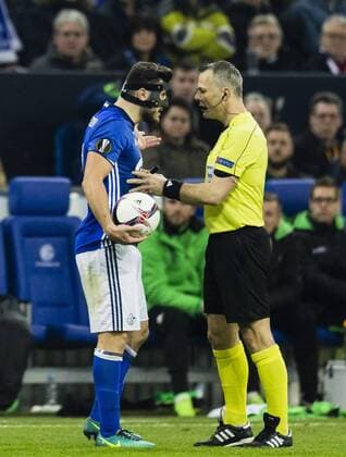 Gelsenkirchen, 09.03.2017 Sead Kolasinac (S04), Schiedsrichter Björn Kuipers FC Schalke 04 - Borussia Mönchengladbach
