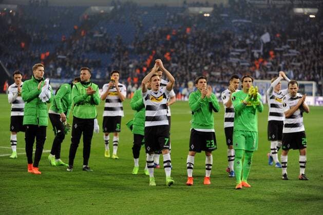 Europa League FC Schalke 04 - Borussia Mönchengladbach 09.03.2017 Schlußbild , die Gladbacher Spieler bedanken sich bei den Fans HM