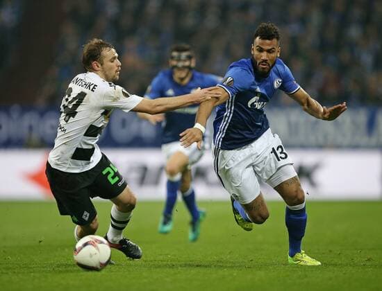 09.03.2017, Fussball UEFA Europa League 2016 2017, Achtelfinale, FC Schalke 04 - Borussia Mönchengladbach, in der VELTINS-Arena Gelsenkirchen. v.l. Tony Jantschke (Gladbach) gegen Eric Maxim Choupo-Moting (Schalke) 