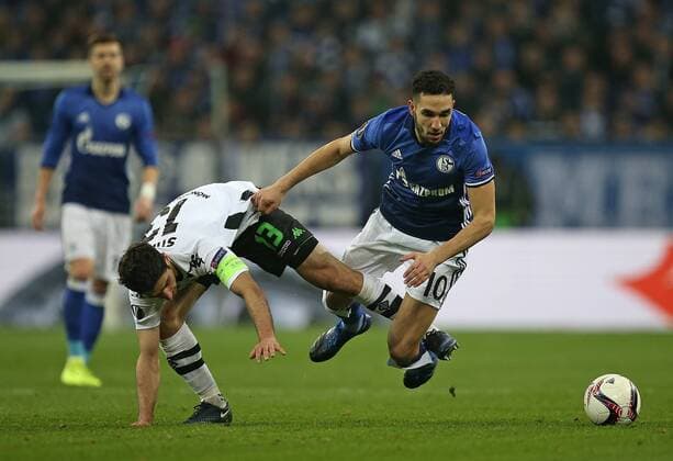 09.03.2017, Fussball UEFA Europa League 2016 2017, Achtelfinale, FC Schalke 04 - Borussia Mönchengladbach, in der VELTINS-Arena Gelsenkirchen. v.l. Lars Stindl (Gladbach) gegen Nabil Bentaleb (Schalke) 