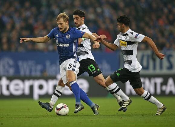 09.03.2017, Fussball UEFA Europa League 2016 2017, Achtelfinale, FC Schalke 04 - Borussia Mönchengladbach, in der VELTINS-Arena Gelsenkirchen. v.l. Johannes Geis (Schalke) gegen Mahmoud Dahoud (Gladbach) und Lars Stindl (Gladbach) 