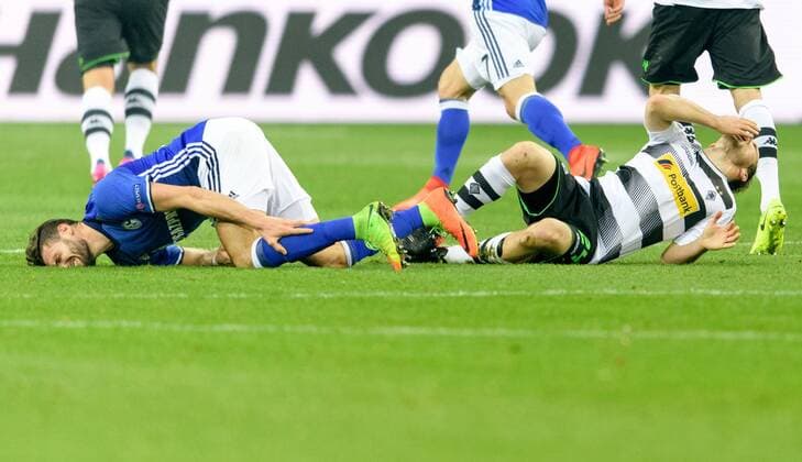 Tony Jantschke (Borussia Moenchengladbach 24) und Daniel Caligiuri (FC Schalke 04 2) am Boden beim Europa League Spiel zwischen dem FC Schalke 04 und Borussia Moenchengladbach am 09.03.2017, Gelsenkirchen Copyright: xSchuelerx xEibnerx-xPressefotox EP_JSE