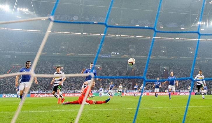 Jonas Hofmann (Borussia Moenchengladbach 23) mit dem Fuehrungs Tor zum 1:0 gegen Torwart Ralf Faehrmann (FC Schalke 04 1) beim Europa League Spiel zwischen dem FC Schalke 04 und Borussia Moenchengladbach am 09.03.2017, Gelsenkirchen Copyright: xSchuelerx xEibnerx-xPressefotox EP_JSE