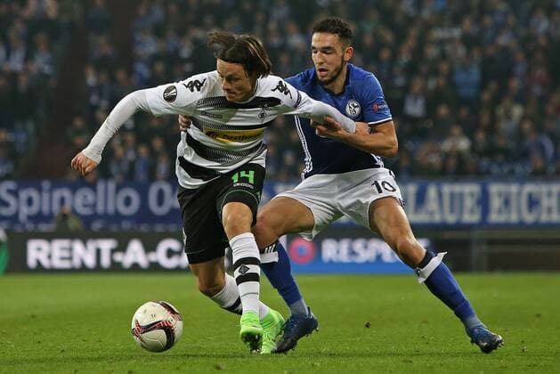 09.03.2017, Fussball UEFA Europa League 2016 2017, Achtelfinale, FC Schalke 04 - Borussia Mönchengladbach, in der VELTINS-Arena Gelsenkirchen. v.l. Nico Schulz (Gladbach) gegen Nabil Bentaleb (Schalke) 