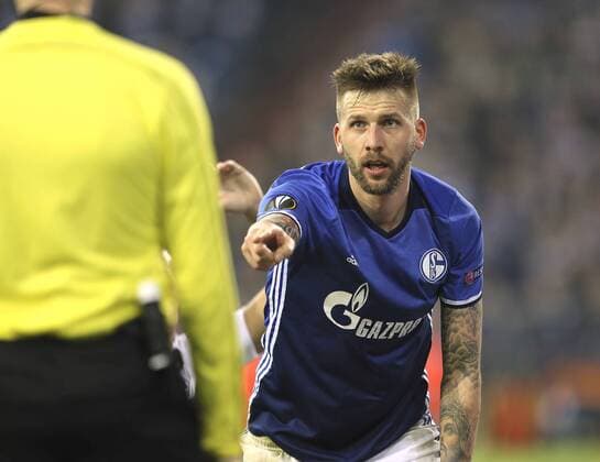 Foto : Schalkes Guido Burgstaller beschimpft den Linienrichter Fussball Europaliga am Do. 09.03.2017 Schalke 04 - Borussia Mönchengladbach 1 - 1
