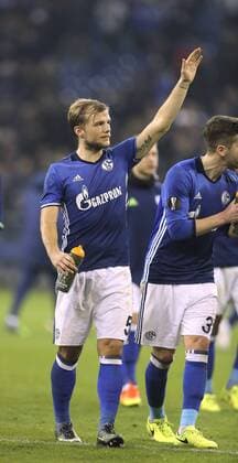 Foto : Johannes GEIS (S 04) grüsst die Fans Fussball Europaliga am Do. 09.03.2017 Schalke 04 - Borussia Mönchengladbach 1 - 1