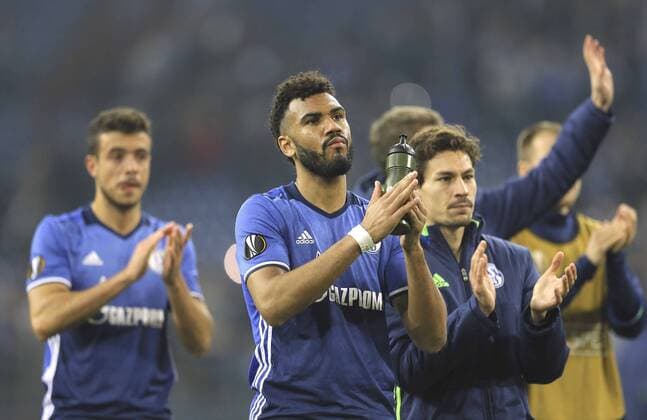 Foto : Eric Choupo-Moting (S 04) grüsst die Fans nach dem Schlusspfiff Fussball Europaliga am Do. 09.03.2017 Schalke 04 - Borussia Mönchengladbach 1 - 1
