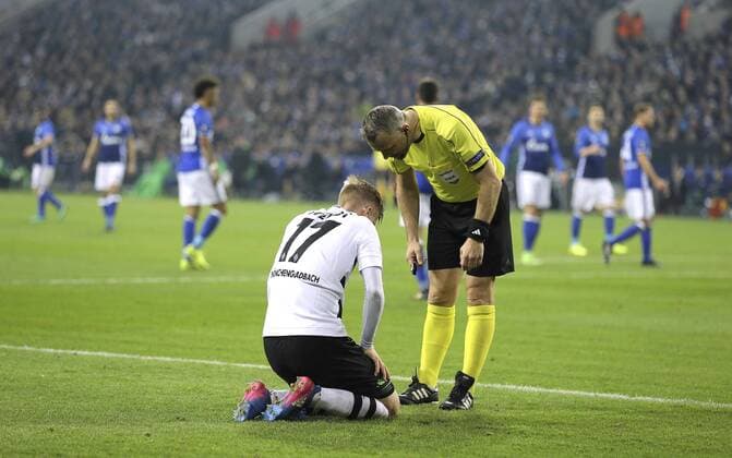 Foto : Oscar Wendt am Boden zerstört ( Gladbach ) Fussball Europaliga am Do. 09.03.2017 Schalke 04 - Borussia Mönchengladbach 1 - 1