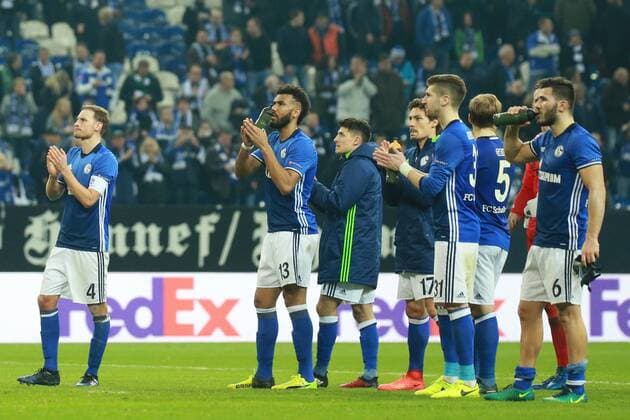 09.03.2017, xkvx, Fussball Europa League, FC Schalke 04 - Borussia Moenchengladbach, emspor, v.l. Schalker Spieler vor den Fans Benedikt Hoewedes (FC Schalke 04), Franco Di Santo (FC Schalke 04), Eric Maxim Choupo-Moting (FC Schalke 04), Leon Goretzka (FC Schalke 04) Gelsenkirchen
