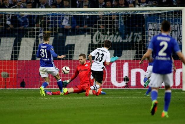 09.03.2017 - Jonas Hofmann (Borussia Mönchengladbach) schießt den Ball richtung Tor, Ralf Fährmann (FC Schalke 04) kann diesen nicht mehr abwehren beim Europa League Achtelfinal Hinspiel (Saison 2016 17) FC Schalke 04 - Borussia Mönchengladbach. Copyright mpsport Thomas Pakusch