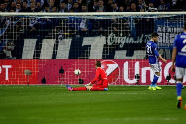 09.03.2017 - Ralf Fährmann (FC Schalke 04) kann dem Ball nur noch hinterher schauen wie dieser ins Tor geht beim Europa League Achtelfinal Hinspiel (Saison 2016 17) FC Schalke 04 - Borussia Mönchengladbach. Copyright mpsport Thomas Pakusch
